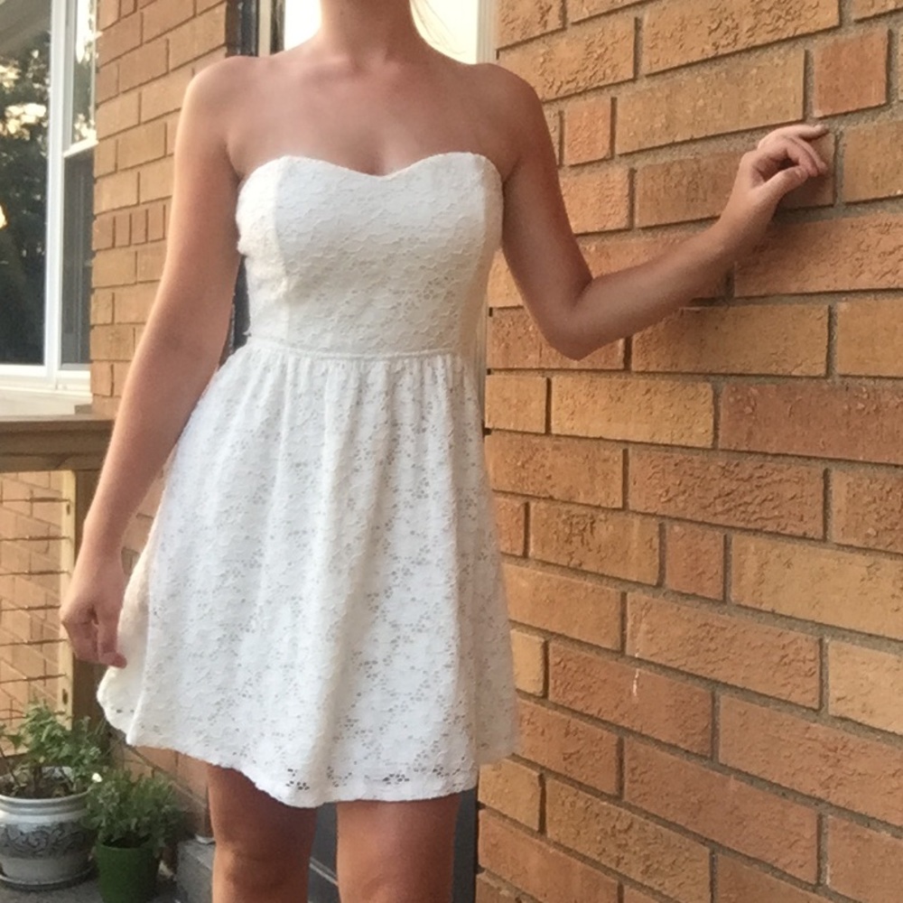 STRAPLESS WHITE LACE DRESS